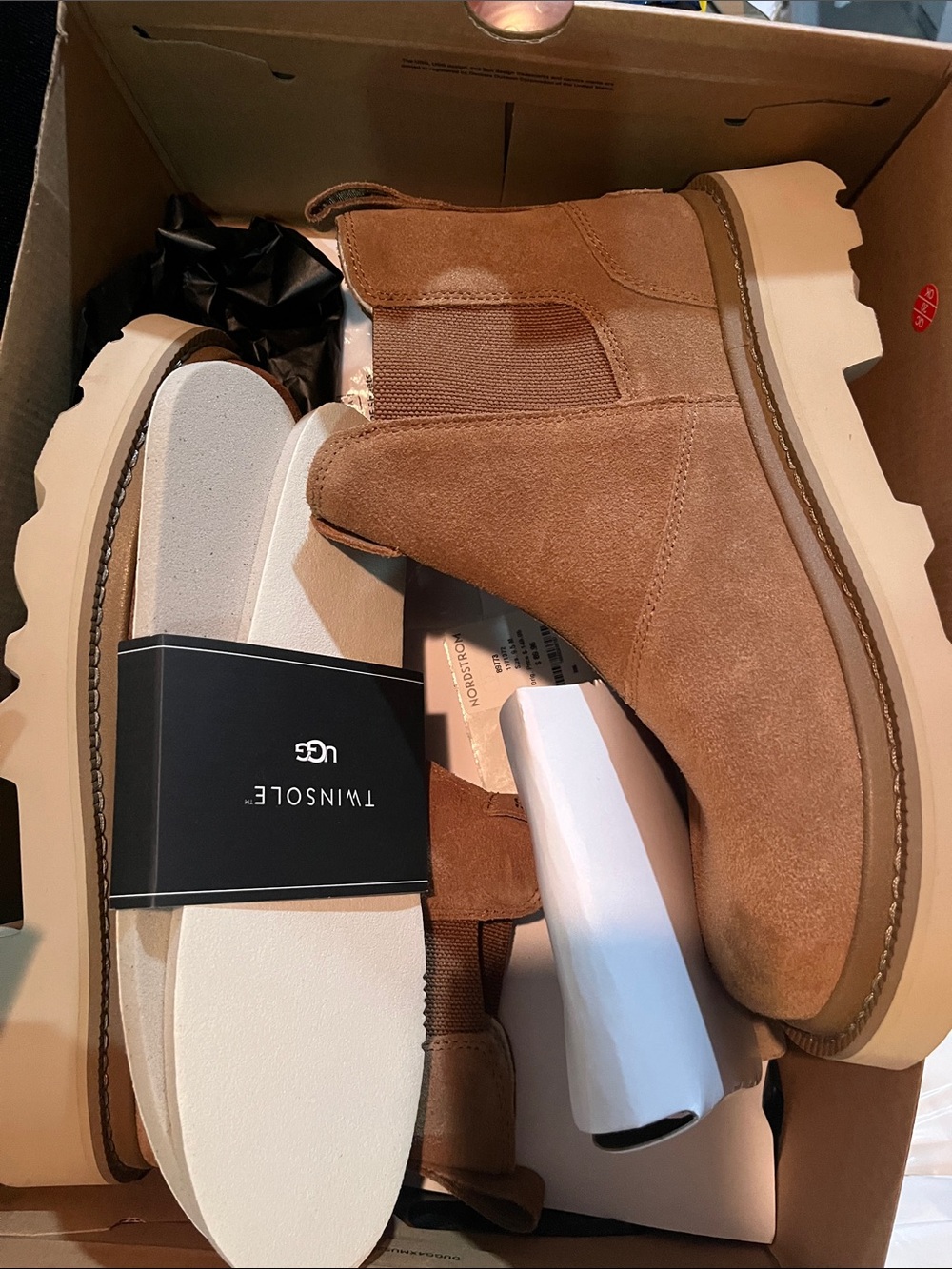 UGG Chelsea Lug Medium shoes